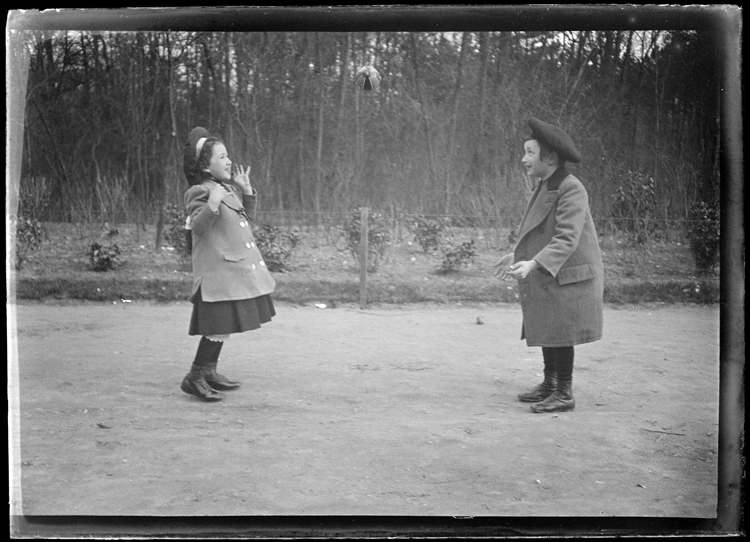 Marthe et Jean Antoine jouant à la balle en hiver