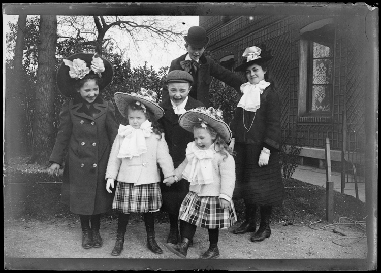 Groupe d'enfants : Marthe Antoine à droite, Jean Antoine portant une casquette, au centre au second rang