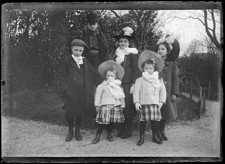 Groupe d'enfants : Marthe Antoine à gauche, Jean Antoine portant une casquette à gauche