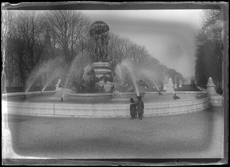 Marthe et Jean Antoine de dos devant le bassin de la fontaine des Quatre parties du Monde