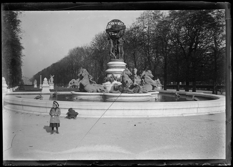 Marthe et Jean Antoine devant la fontaine des Quatre parties du Monde