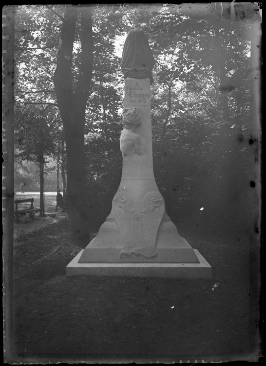 Monument (stèle) à la mémoire de Frédéric Chopin, le buste recouvert d'un drap