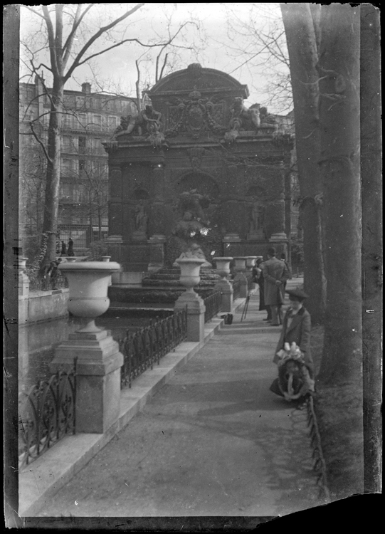 Fontaine Médicis, Marthe et Jean Antoine le long de l'allée