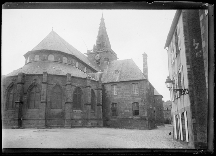 Vue en contre-plongée du chevet de l'église Notre-Dame