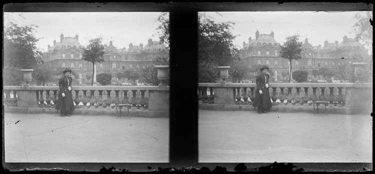 Marthe Antoine au jardin du Luxembourg, le palais en arrière-plan