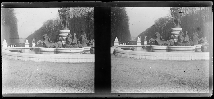 Jardin de l'Observatoire, fontaine des Quatre parties du Monde au premier plan, allée bordée d'arbres en perspective en arrière-plan