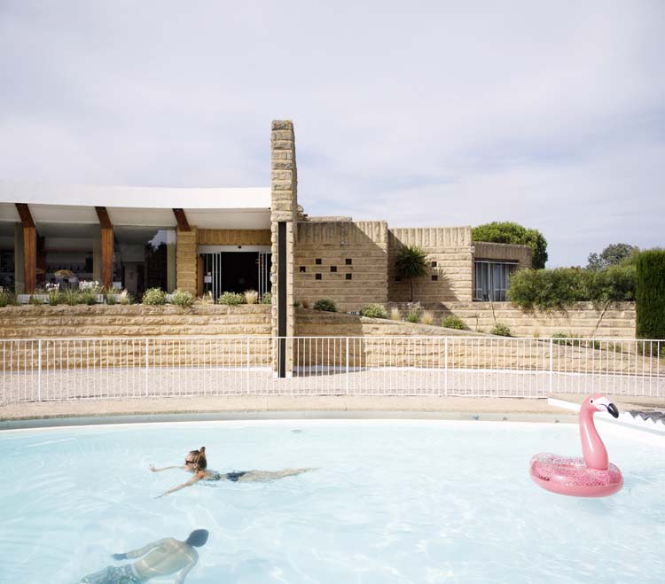 Extérieur : piscine et façade