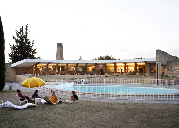 Extérieur : piscine et façade