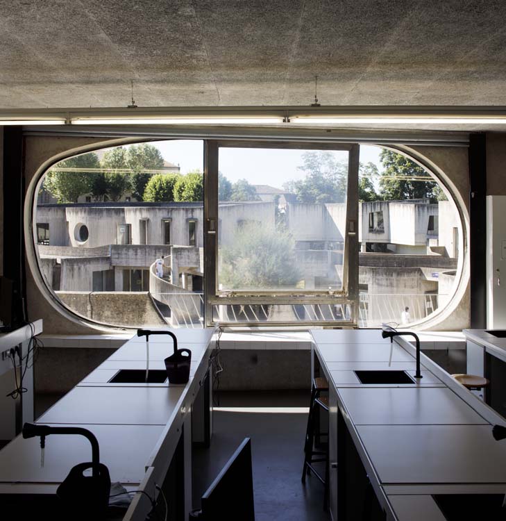 Salle de travaux pratique, vers la fenêtre