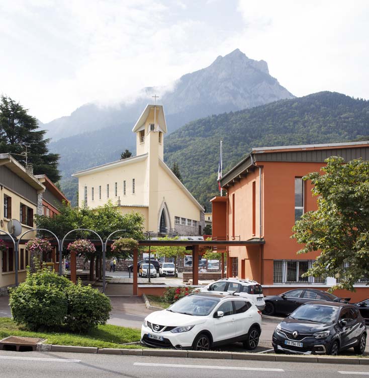 Le village avec l’église à l’arrière-plan