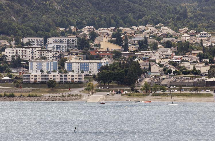 Vue d’ensemble depuis le lac de Serre-Ponçon