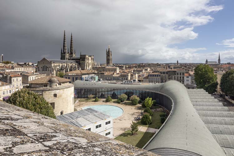 Vue d’ensemble depuis les toits, la ville en arrière-plan