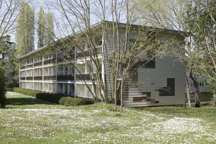 Façade arrière et latérale, vue de trois-quart, depuis le parc