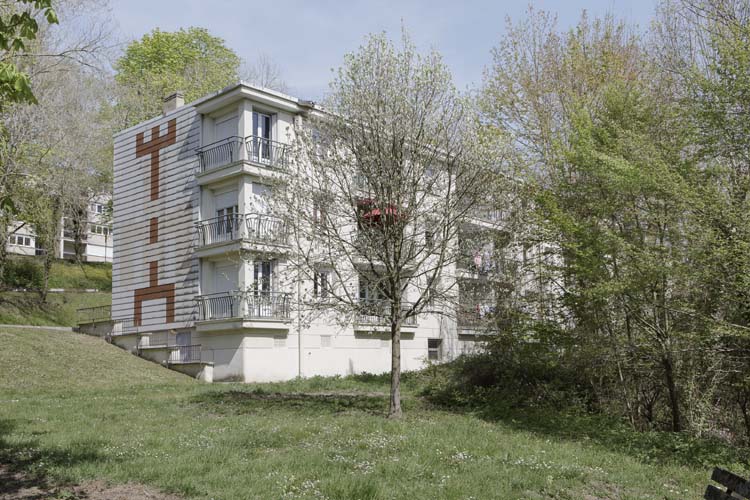 Façade arrière et latérale, vue de trois-quart, depuis le parc
