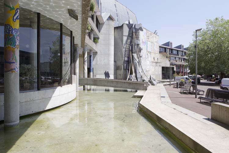 Fontaine et façade