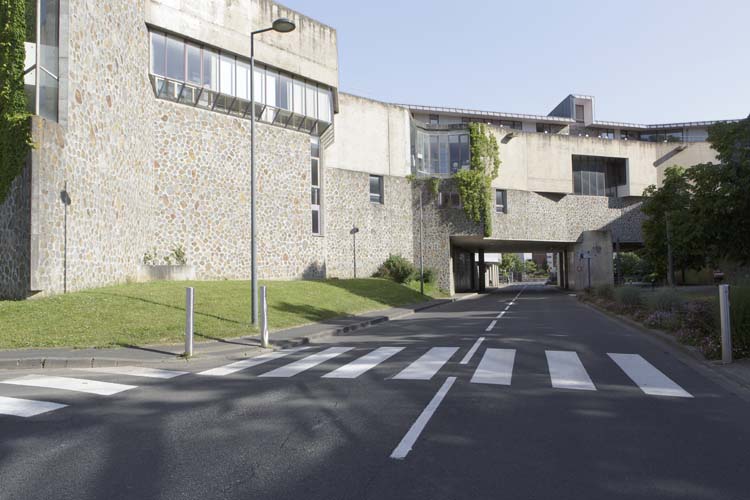 Extérieur : voie passant sous le bâtiment