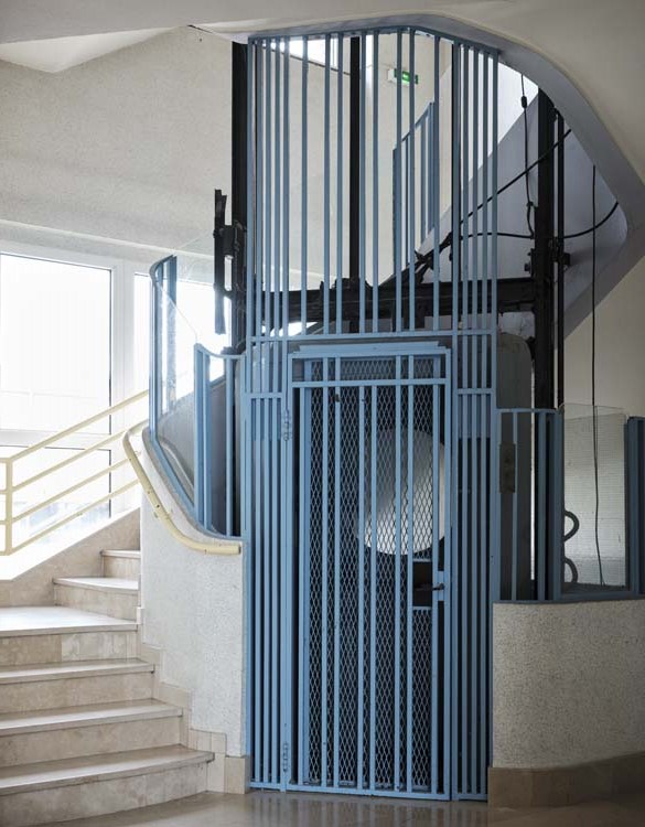 Cage d’escalier et ascenseur