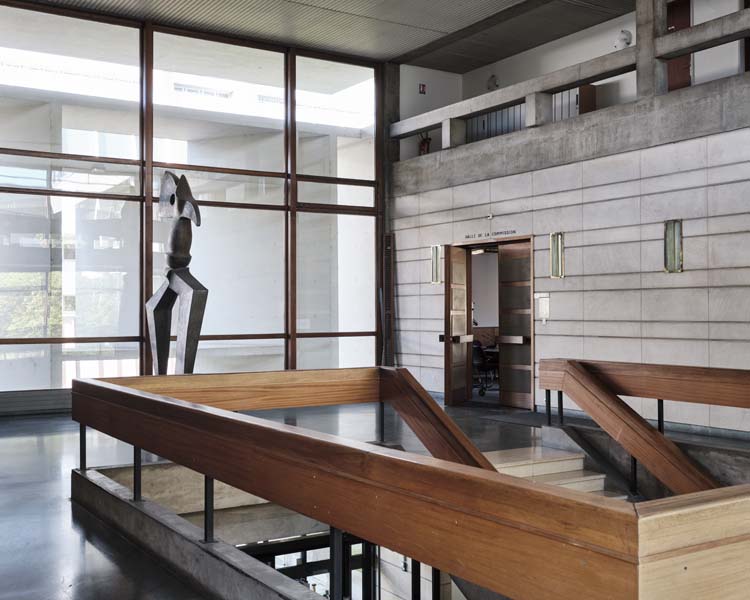 Palier d’étage, sculpture, entrée de la salle des Commissions