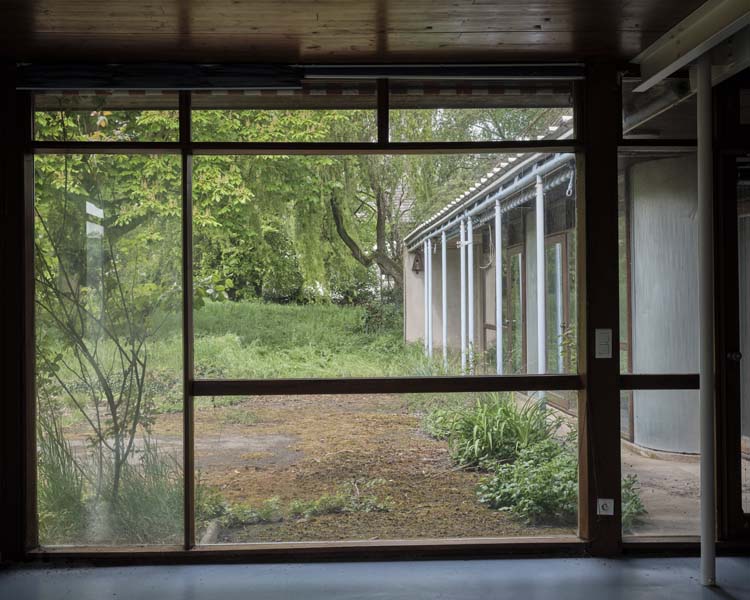 Intérieur : fenêtre donnant sur le jardin