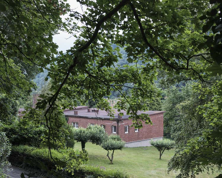 Vue d’ensemble depuis la rue et le jardin