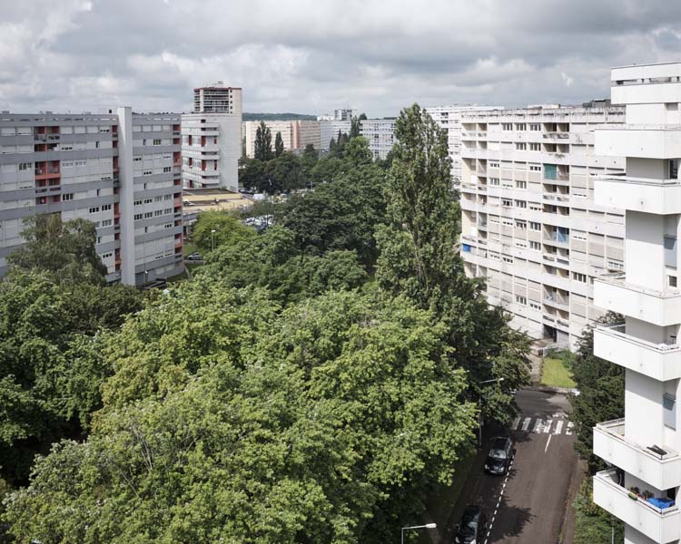 Vue d’ensemble, immeubles autour d’un parc