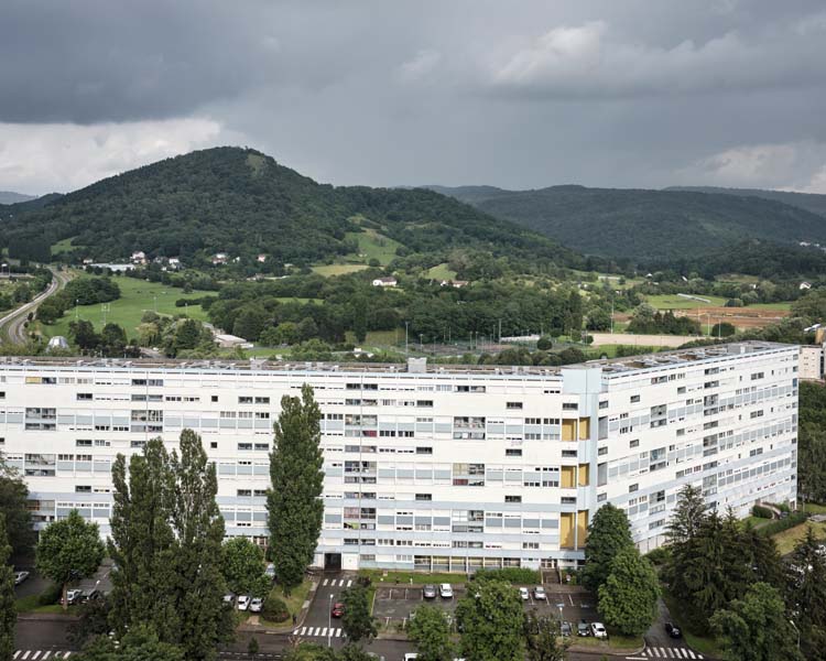 Immeubles au premier plan, paysage au second