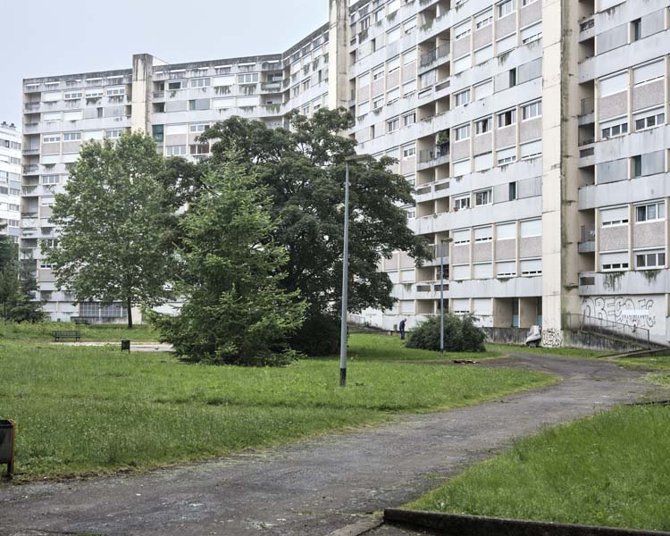 Parc au premier plan, immeubles au second