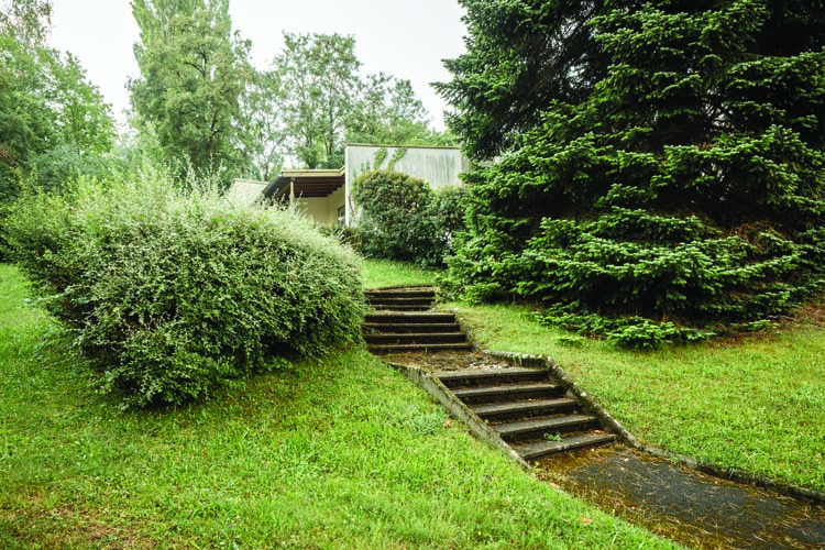 Escalier menant à un pavillon