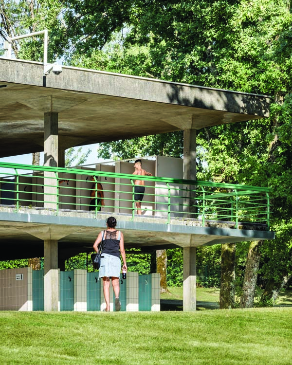 Vestiaire, promeneuse et nageurs