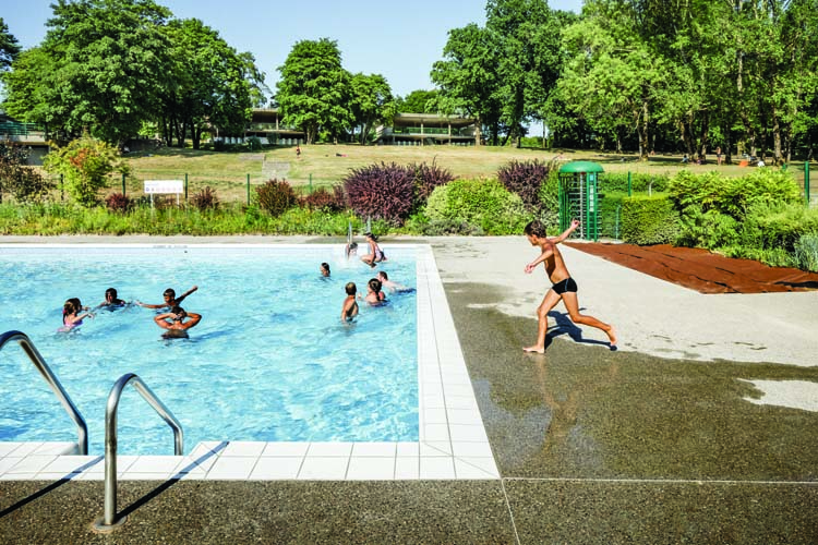 Enfants jouant dans la piscine