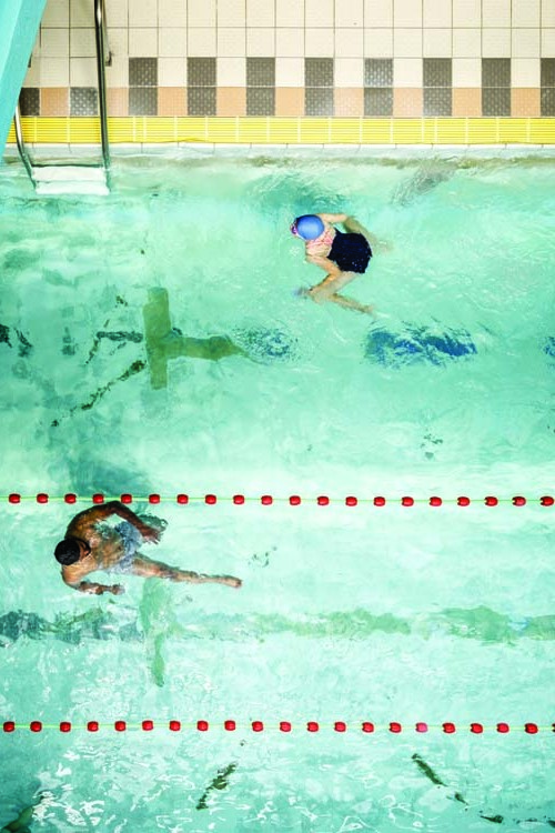 Nageurs dans le bassin
