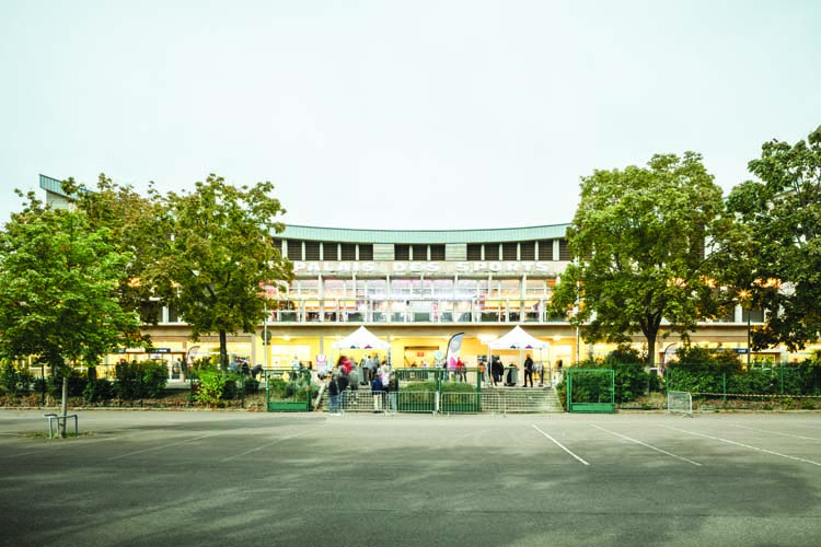 Façade, vue depuis le parking