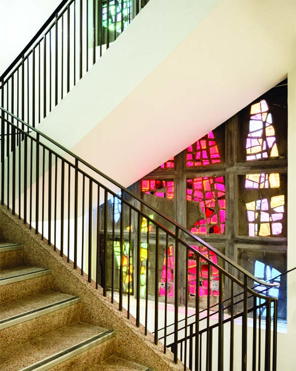 Escalier intérieur et vitraux