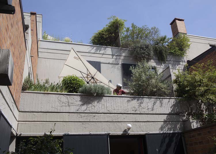 Balcon fleuri depuis le rez-de-chaussée