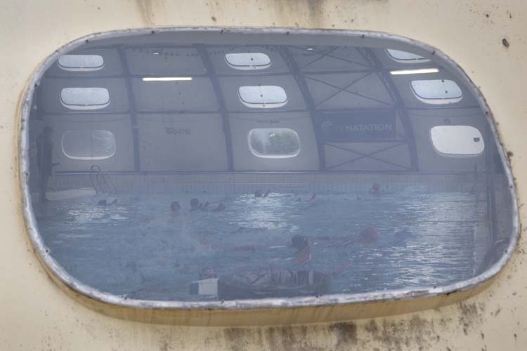 Piscine intérieure vue à travers une fenêtre du dôme