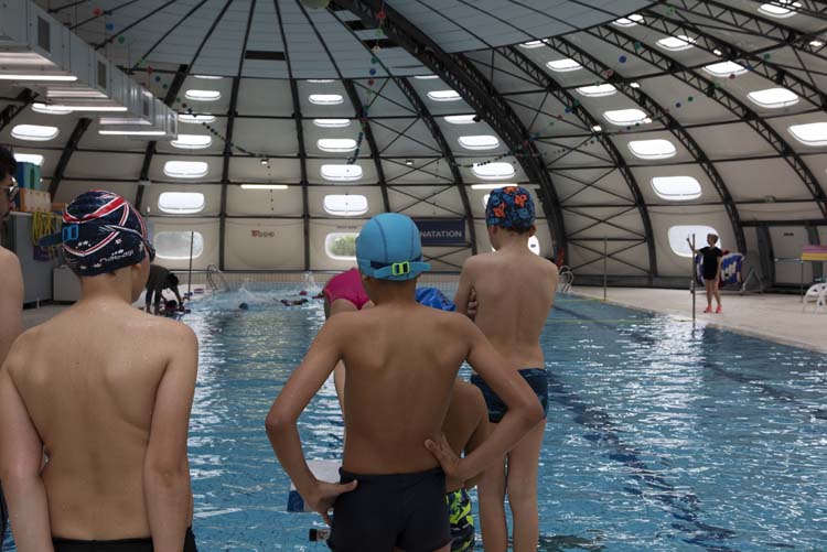 Adolescents à la piscine