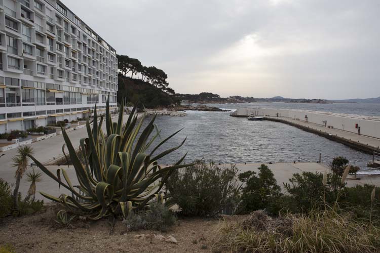 Résidences Athéna et Athena Port : vue du bassin ouvert et de la façade sur la mer