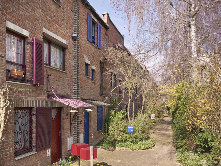 Façades alignées le long du trottoir