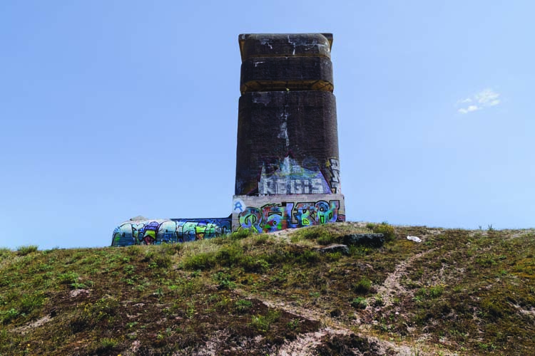 Vue latérale depuis le contrebas d’une dune