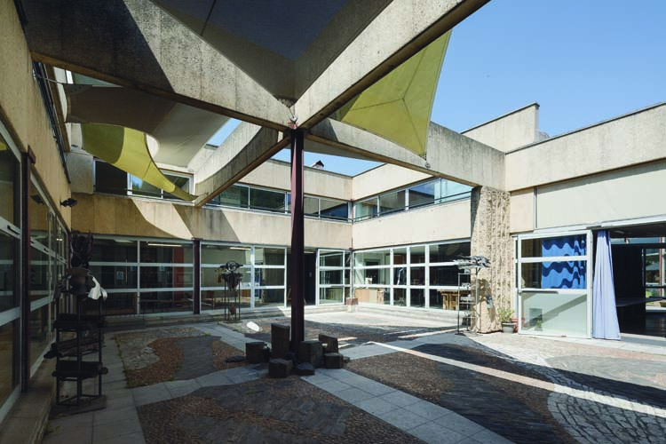 Cour