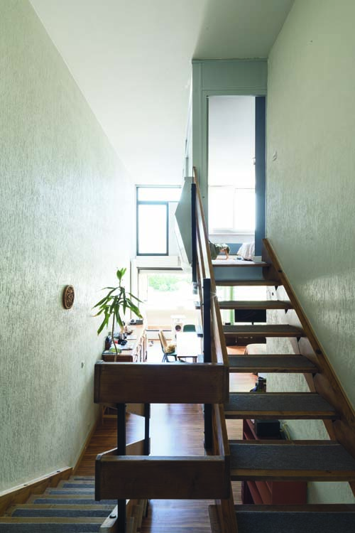 Palier d’un escalier à l’intérieur d’un appartement