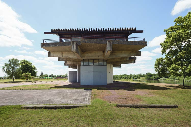 Vue latérale du club-house