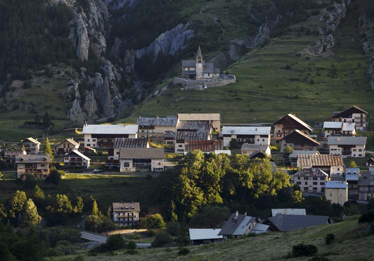 Vue d’ensemble du village, à flanc de montagne