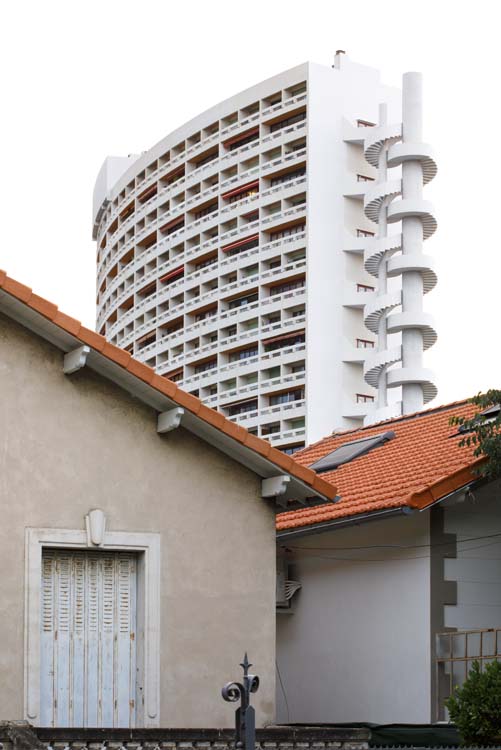 Vue de trois-quart de la façade, depuis le voisinage