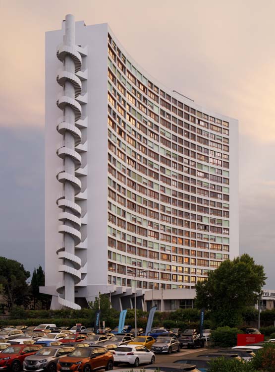Vue de trois-quart de la façade, depuis le parking