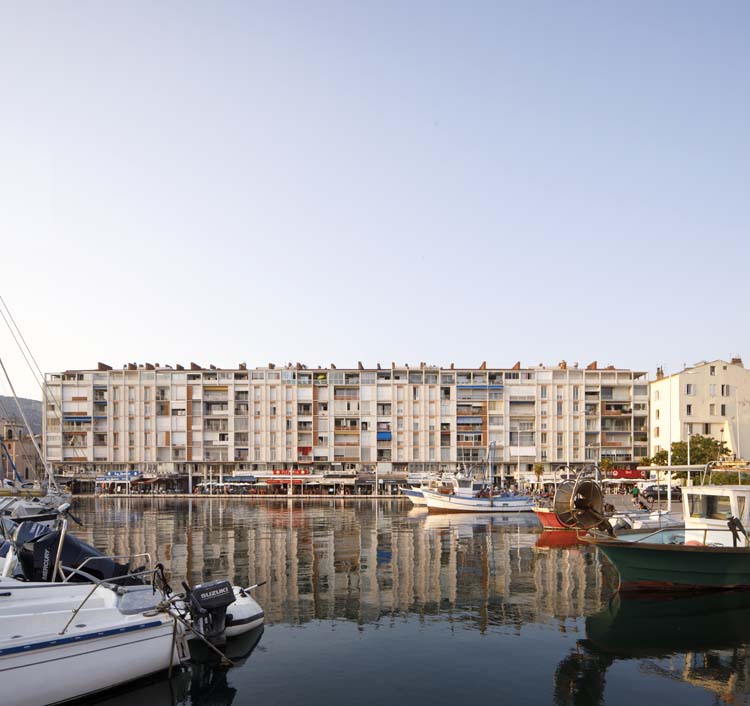 Façade principale depuis le quai en face