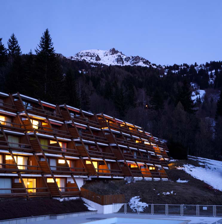 Façade principale, vue en diagonale, de nuit
