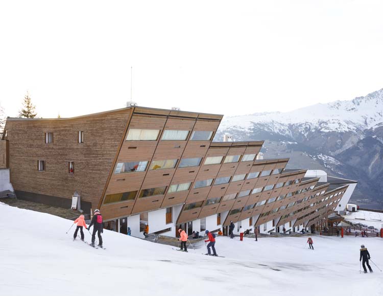 Façade arrière, vue en diagonale, piste le long du bâtiment
