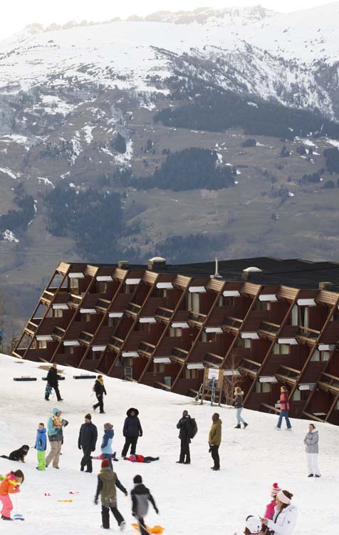 Façade, vue en diagonale, vacanciers sur les pistes au premier plan