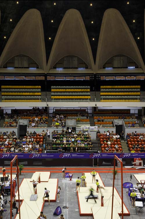 Intérieur, compétition de gymnastique, vue en hauteur
